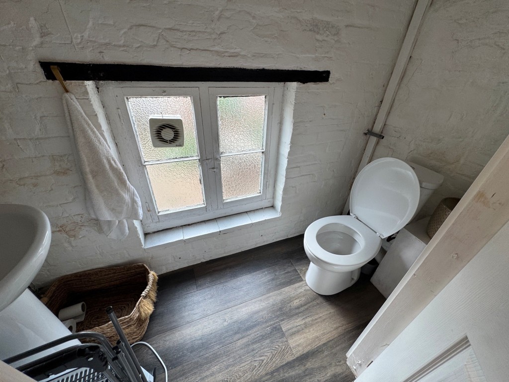 Lot: 46 - PERIOD COMMERCIAL AND RESIDENTIAL HIGH STREET INVESTMENT - Hairdressers - WC